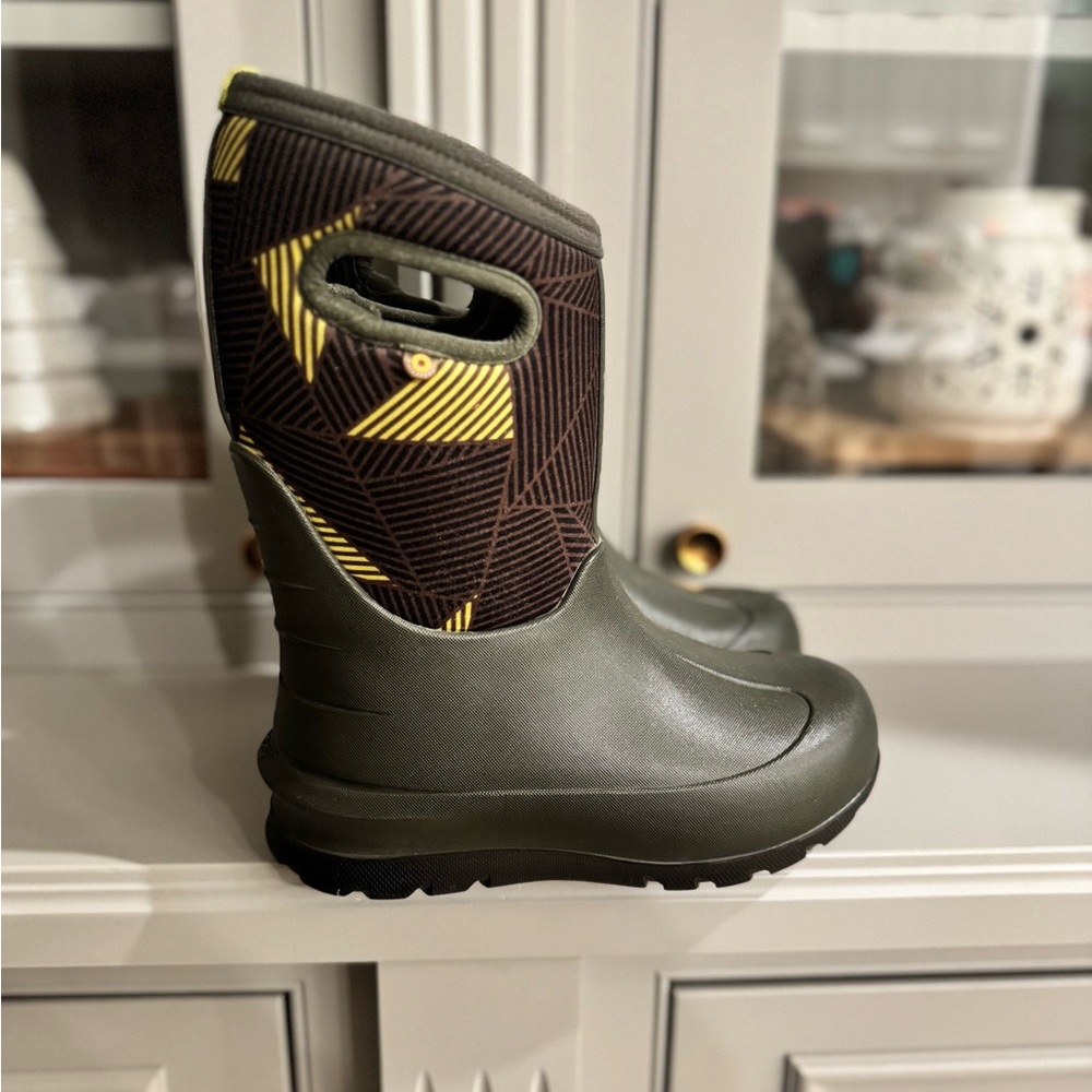 BOGS Neo-Classic, Big Boys size 1, Black Insulated Winter Boots